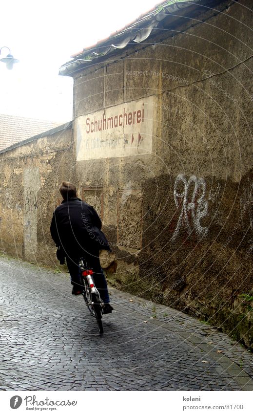 Linkskurve Weimar Fahrrad grau braun schwarz rot Geschwindigkeit Putz Verkehr kopfsteinpflaster schuhmacherei Silhouette Kurve Freiheit Eile Graffiti