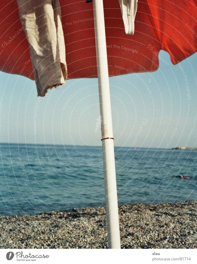... und "Mehr" Sommer Strand Meer Bekleidung Kies Sonnenschirm Stab Italien Süden grau beige Ständer Sizilien entkleiden steinig lässig Wellen Küste mehr Wasser
