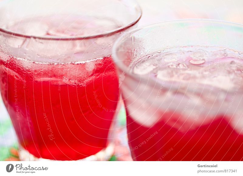 Erfrischung Lebensmittel Getränk Erfrischungsgetränk Saft Longdrink Cocktail Glas kalt lecker süß rot Eiswürfel Limonade Farbfoto Studioaufnahme