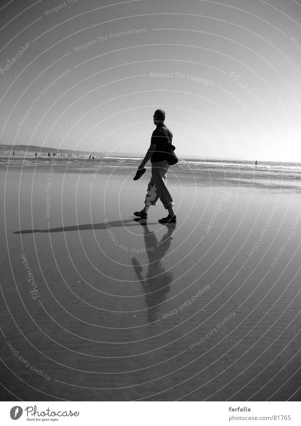 Der Schatten Strand Reflexion & Spiegelung Einsamkeit 3 Küste man alone lonely shadow reflection Schwarzweißfoto reflektion