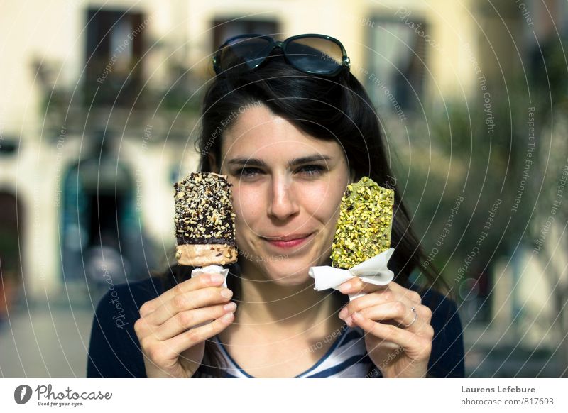 Italienisches Eis Speiseeis Schokolade Pistazie Diät genießen Erotik grün Freude Glück Fröhlichkeit kaufen Farbfoto mehrfarbig Blick in die Kamera
