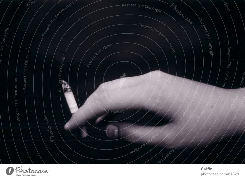 smoking fingers schwarz Hand Zigarette Finger Rauchen Todesarten Schwarzweißfoto Brandasche Gesundheitsrisiko ungesund gesundheitsschädlich Frauenhand