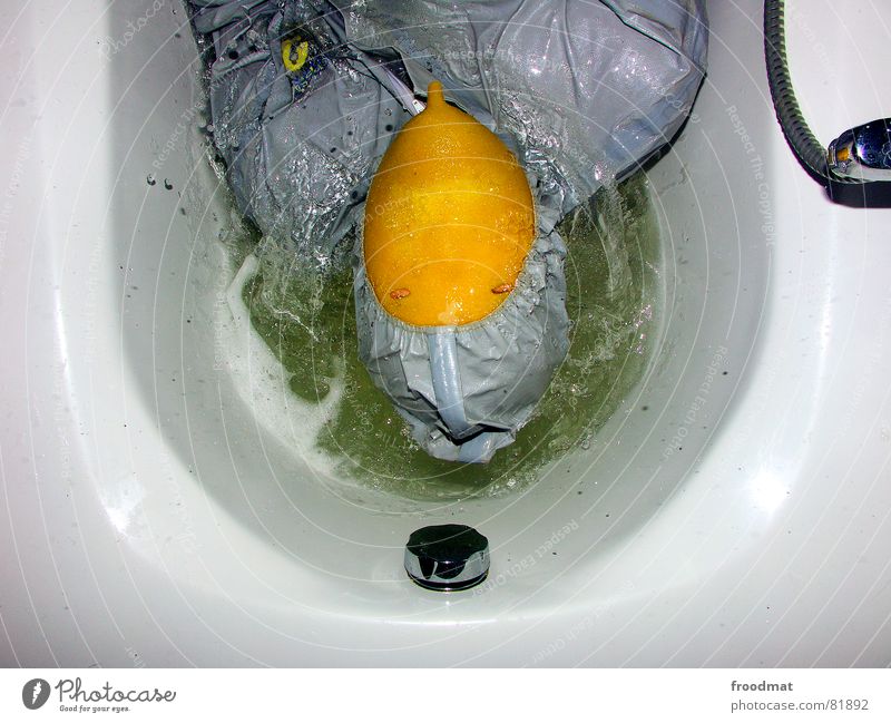 grau™ - badespass Bad gelb grau-gelb Anzug rot Gummi Kunst dumm sinnlos ungefährlich verrückt lustig Freude Badewanne feucht Flüssigkeit Schaum Kunsthandwerk
