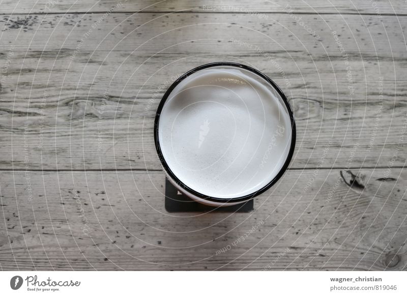 Bierglas auf Holztisch Getränk Erfrischungsgetränk authentisch Coolness Flüssigkeit Genusssucht Glas hell Farbfoto Detailaufnahme Menschenleer