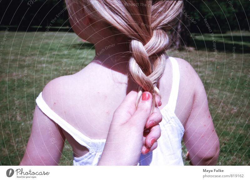 Haare flechten Haare & Frisuren Nagellack Kind Kleinkind Mädchen Mutter Erwachsene Kindheit Rücken 1-3 Jahre 3-8 Jahre Verantwortung binden Zopf sommerlich