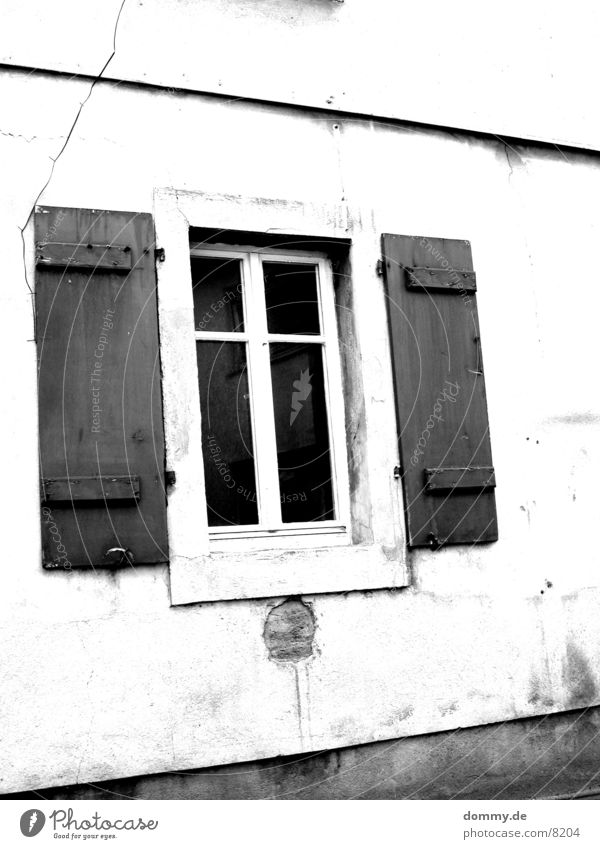 dirtyWINDOW1 Fenster dreckig klein schwarz weiß Architektur alt abgewaschen schäbig Schwarzweißfoto