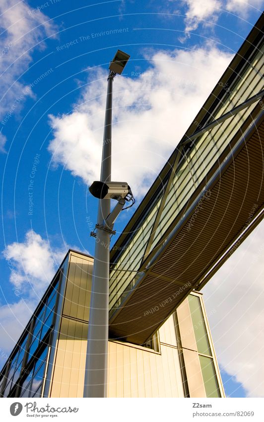 überwachung I Überwachung überwachen Video Laterne abstrakt Gebäude Haus Wolken Durchgang verbinden Fenster Stil Fotokamera Geometrie modern Brücke Himmel blau