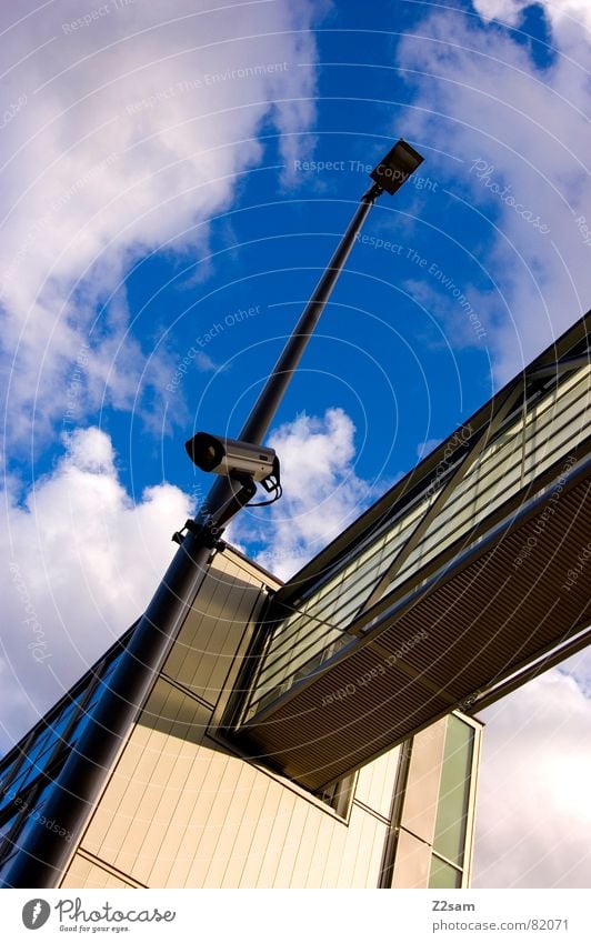 überwachung II Überwachung überwachen Video Laterne abstrakt Gebäude Haus Wolken Durchgang verbinden Fenster Strahlung Stil Geometrie Fotokamera modern Brücke