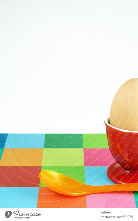 Fruehstuecksei rot Ostern Schneidebrett Frühstück Eierbecher Löffel mehrfarbig Ernährung Küche egg egg cup breakfast Easter spoon red frühstücksei