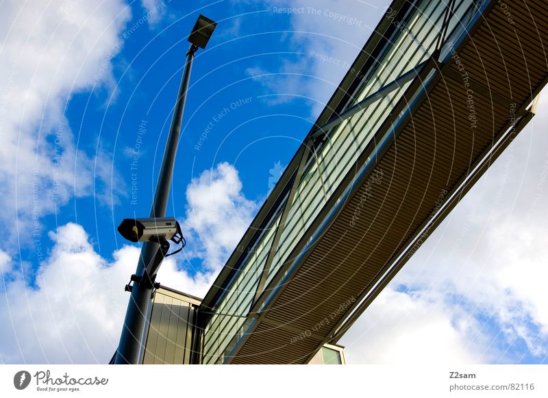 überwachung III Überwachung überwachen Video Laterne abstrakt Gebäude Haus Wolken Durchgang verbinden Fenster Stil Geometrie Fotokamera modern Brücke Himmel