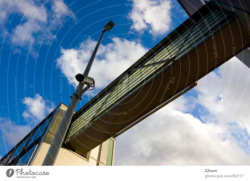 überwachung IV Perspektive Überwachung überwachen Video Laterne abstrakt Gebäude Haus Wolken Durchgang verbinden Fenster Stil Geometrie Fotokamera modern Brücke