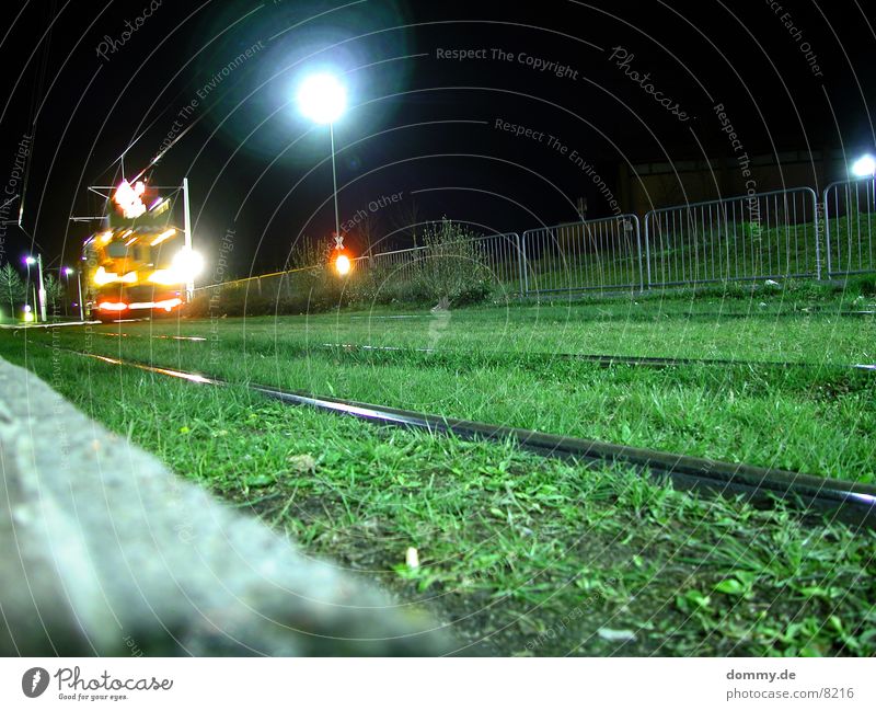 Wartungsarbeiten Wagen Gleise Gras Licht Nacht dunkel Straßenbahn Langzeitbelichtung wartungsarbeiten straba
