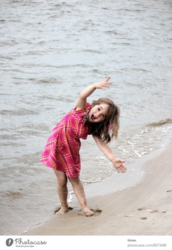 Lina macht die Welle Fitness Sport-Training Mädchen 1 Mensch 3-8 Jahre Kind Kindheit Umwelt Sand Wasser Wellen Küste Flussufer Strand Kleid Barfuß Bewegung