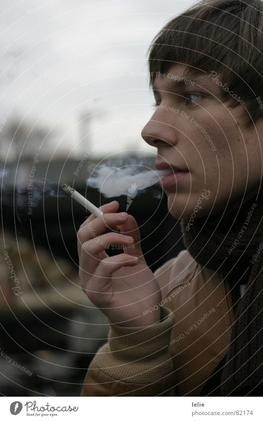 cigarette. Zigarette Körperhaltung kalt Herbst Mann grau braun Schal Jacke Hand Rauch Mensch Bahnhof Haare & Frisuren Nase Gesicht Blick industire Rauchen