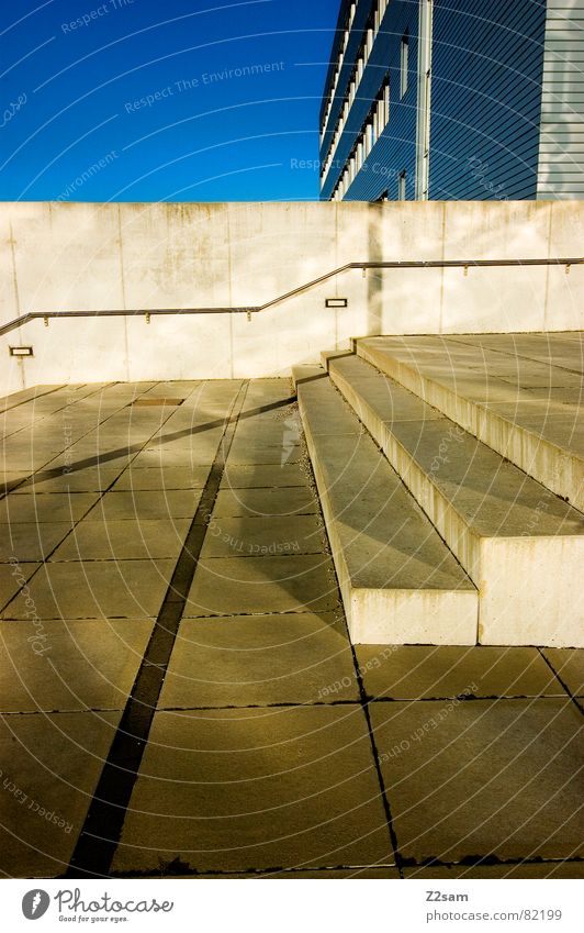rechtsdrang Bedürfnisse gezwungen Richtung Mauer Gebäude Haus Fenster Linie Geometrie abstrakt graphisch modern Schraubzwinge himmlesrichtung Treppe Geländer