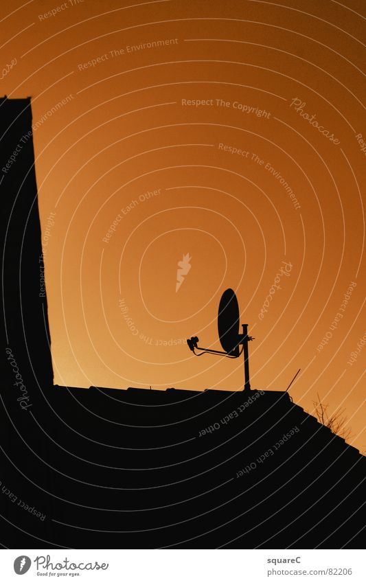 Elektromagnetische-Wellen-Bündelung und Umwandlung Satellitenantenne Dach Fernsehen Medien senden Information Außenaufnahme Sender Fernsehsender