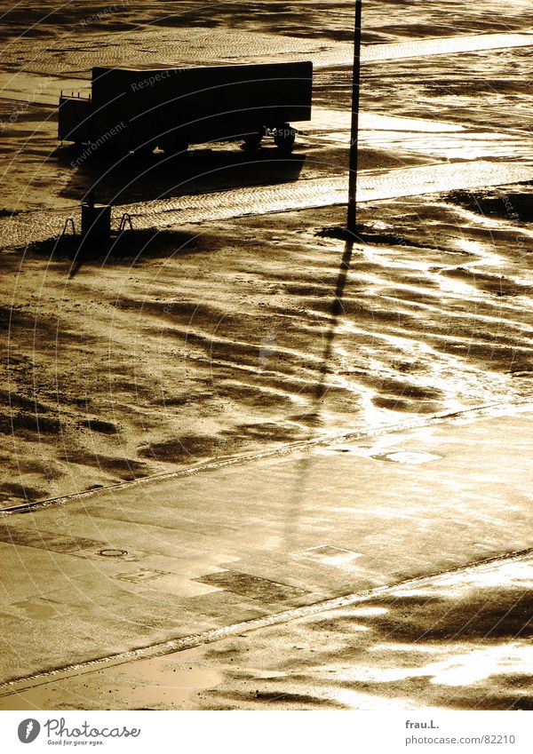 nach dem Regen Lastwagen Laternenpfahl Platz Sonnenlicht nass Gegenlicht parken Verteiler Verkehrswege Himmelskörper & Weltall LKW-Anhänger