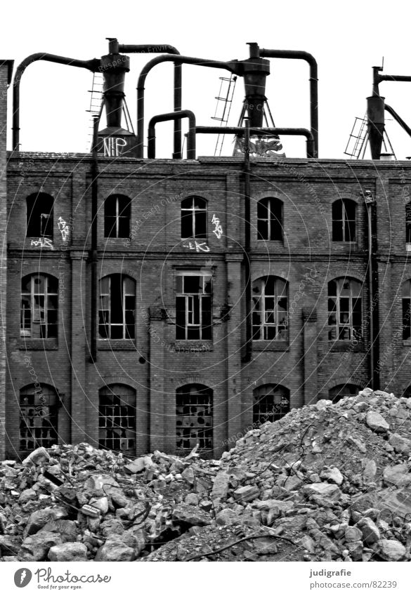 Industrieromantik IV notleidend Ruine Schrott Müll Gebäude Fassade Backstein Fenster Verfall Hannover Fabrik Gummi dunkel Macht historisch elend Schicksal Krieg