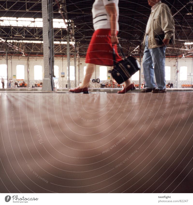 busterminal Mensch Bahnhof gehen Busbahnhof unterwegs Portugal Lissabon Innenaufnahme Lomografie Zentralperspektive reisend Tourist Tourismus Textfreiraum unten