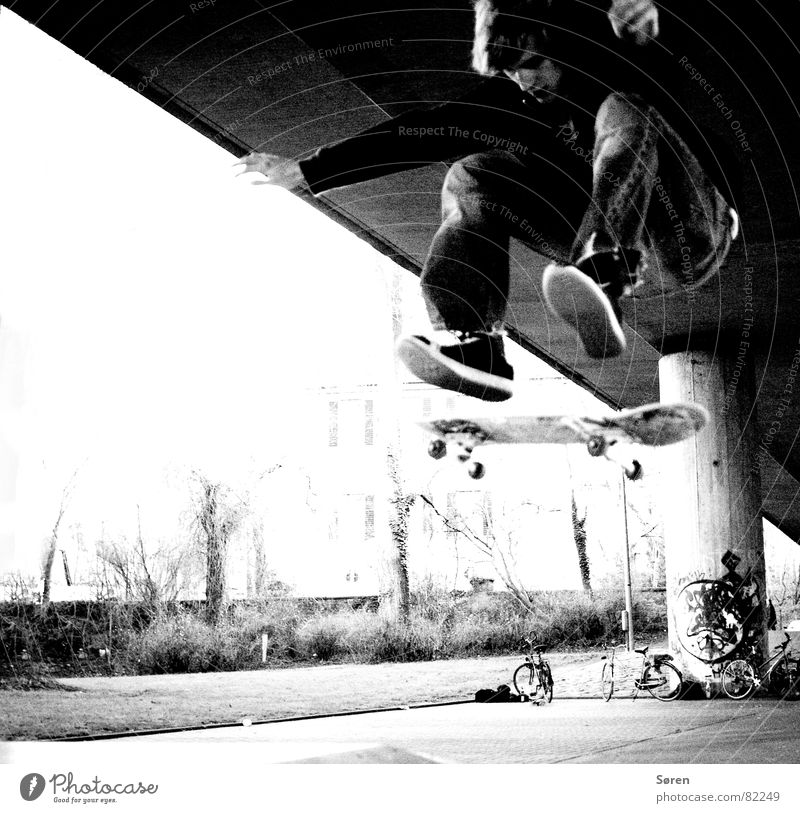 Skater stars #2 Skateboarding Kickflip Heelflip Salto Trick Stunt springen Schuhe hüpfen Freizeit & Hobby Jugendliche Hardcore Halfpipe Schwarzweißfoto shoes