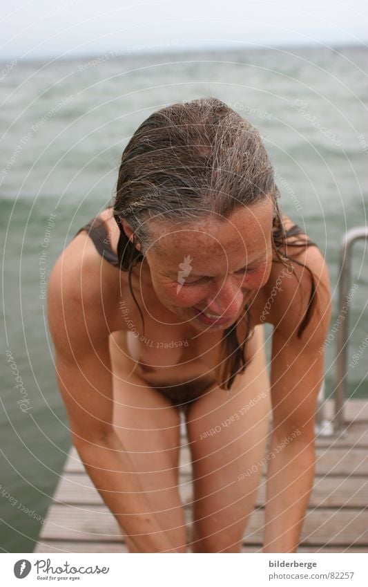 aus dem Wasser auf den Steg - 4 mehrfarbig Freude schön Haare & Frisuren Haut Schwimmen & Baden Freizeit & Hobby Sonnenbad Meer Energiewirtschaft feminin Frau