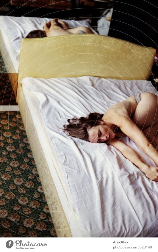Leidenschaft Hotelzimmer Bett Spiegel Junge Frau Jugendliche Körper 18-30 Jahre Erwachsene brünett langhaarig liegen träumen Traurigkeit ästhetisch Kitsch nackt