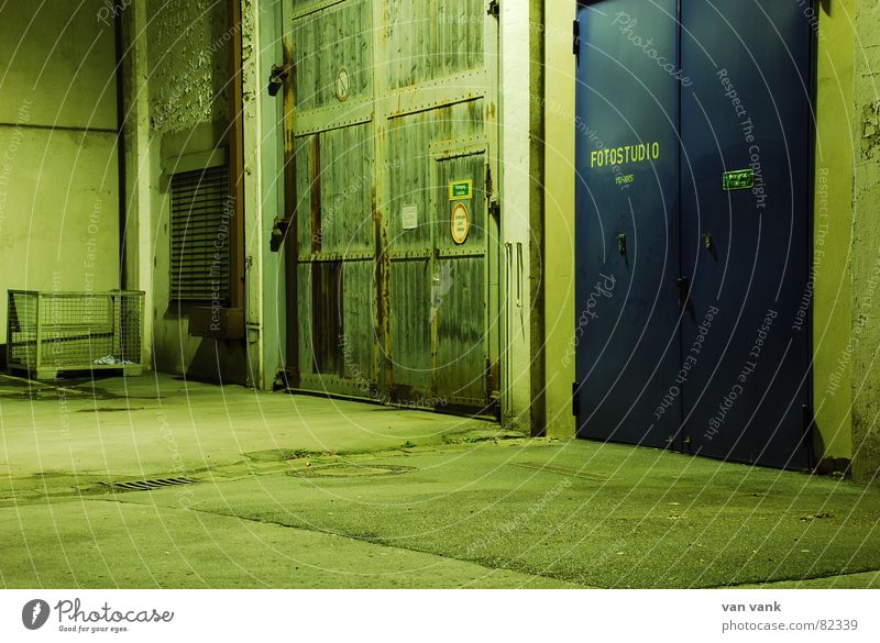 Old vs. New Doors grün Belichtung Nacht Schrott Asphalt 2 Industrie Tor hinter verschlossenen Türen blau Abend Gefühle Studioaufnahme Momentaufnahme
