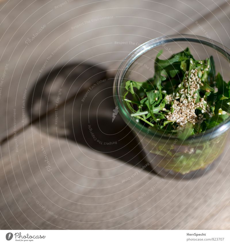 Salätchen Lebensmittel Salat Salatbeilage Ernährung Bioprodukte Vegetarische Ernährung Slowfood Glas frisch Gesundheit grün Rucola Sesam Farbfoto