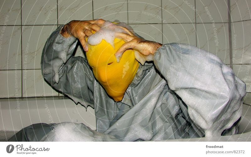 grau™ - Kopfwäsche gelb grau-gelb Anzug rot Gummi Kunst dumm sinnlos ungefährlich verrückt lustig Freude Badewanne feucht Flüssigkeit Schaum Kunsthandwerk