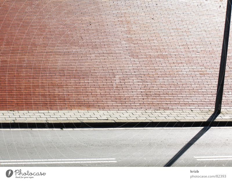Drei nach Sieben Seitenstreifen Laterne Bürgersteig Fußgängerzone Fahrbahn Barcelona Mittagssonne Straßenbelag verdunkeln Asphalt Detailaufnahme Verkehrswege