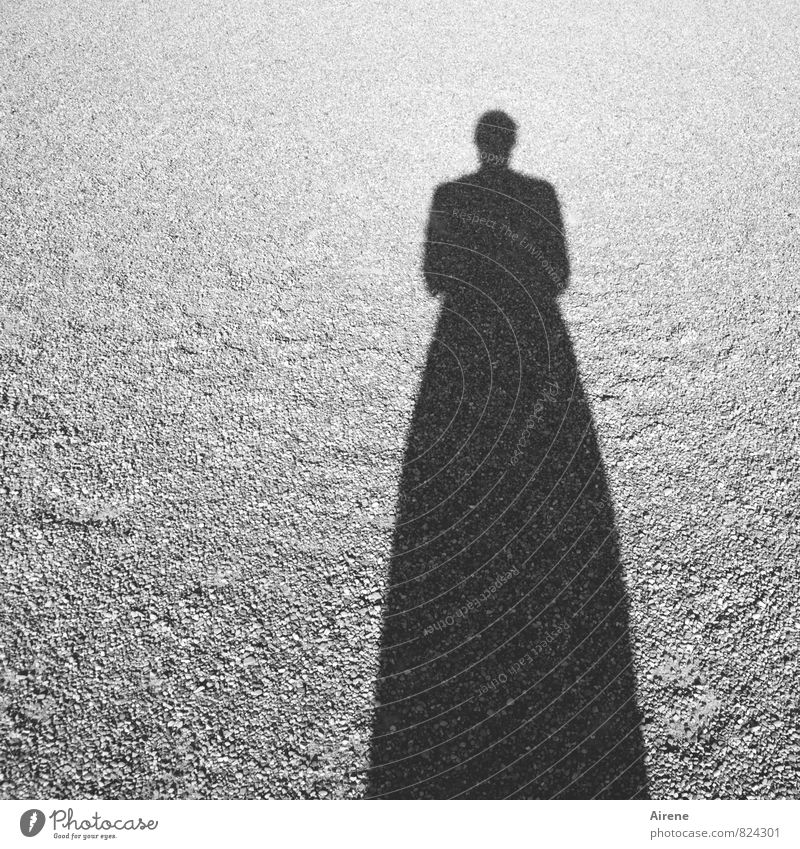 ein Schatten meiner selbst Mensch feminin 1 Sand Zeichen Silhouette bedrohlich Verzerrung dunkel lang gezogen einfach Schattenspiel Schwarzweißfoto