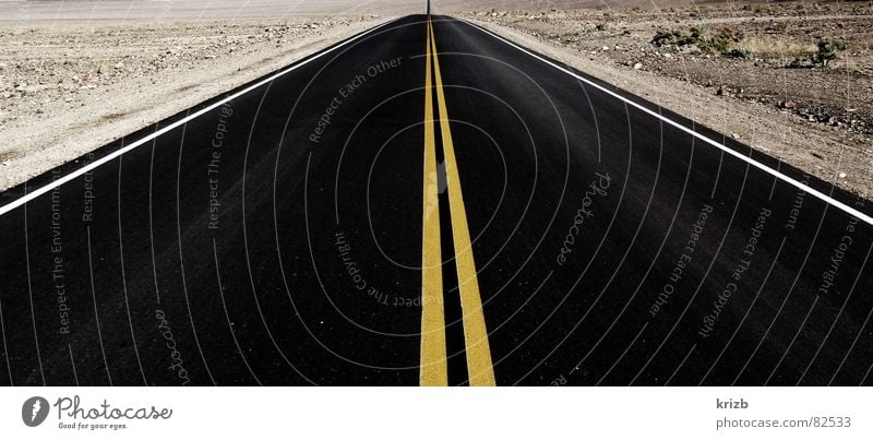 Asphalt Horizont Death Valley National Park Einsamkeit Ödland unterwegs fahren Amerika Expedition Reiseroute Straßenverkehr Landstraße Schnellstraße Fernstraße