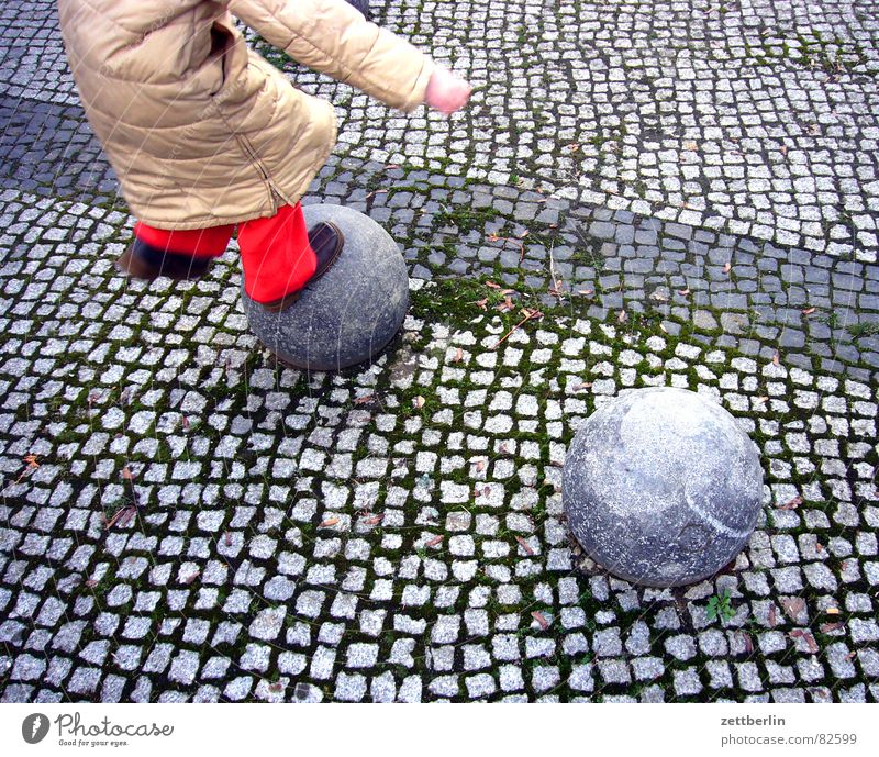 Sprung Kind Mädchen Spielen springen rot Poller Grenze Fuge Spielplatz Generation Kinderspiel Straßenbelag hüpfen Freude Detailaufnahme demografischer wandel