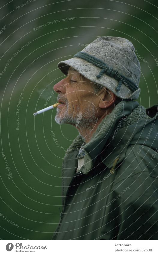 Davide grün Alm Sommer Dolomiten Nebel Bergarbeiter Almwirtschaft maskulin Mann Rauchen Weide Landwirt Hut Senior Zigarette Profil Jacke genießen Pause