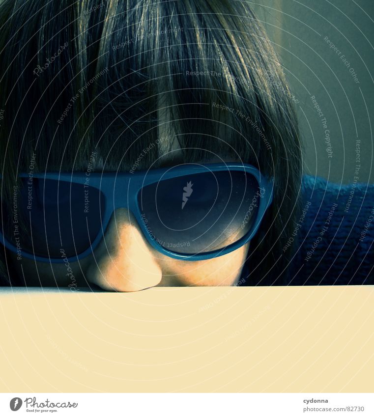 Selbstauslöser gefunden! Sonnenbrille Pornobrille dunkel Glas Stil Brille Coolness Gefühle Tisch Frau drücken liegen Haare & Frisuren Accessoire entdecken