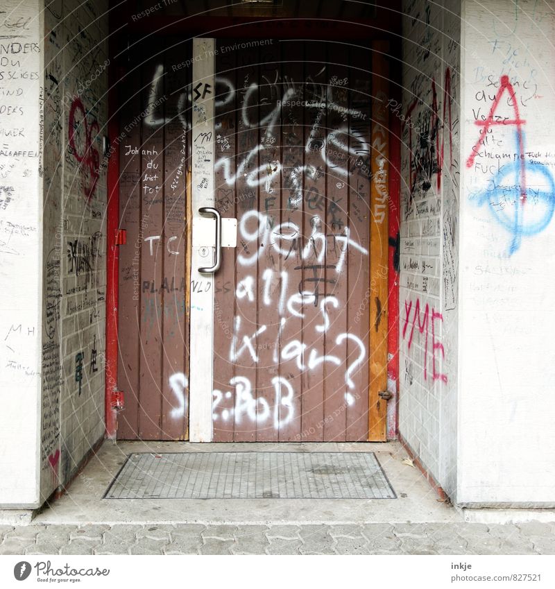 Muss ja. Lifestyle Freizeit & Hobby Graffiti Menschenleer Gebäude Mauer Wand Tür Eingangstür Sporthalle Zeichen Schriftzeichen Coolness rebellisch trist Gefühle