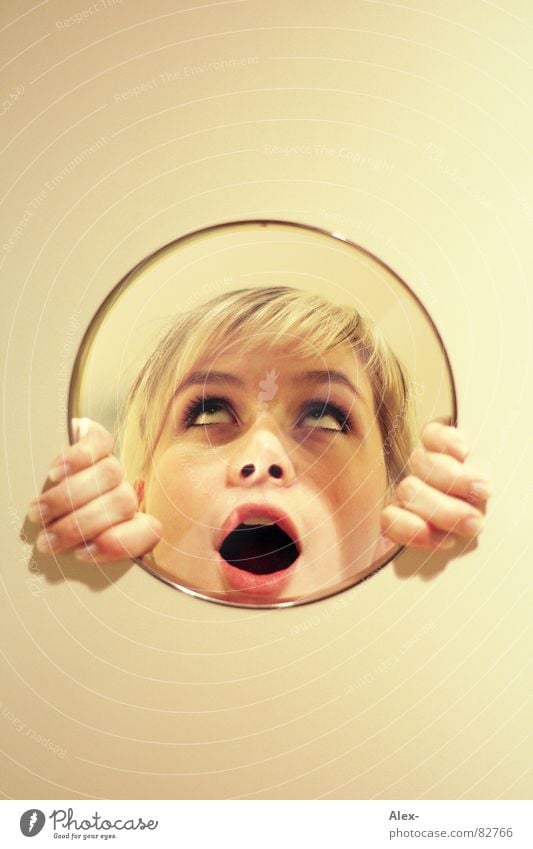 Spiegel Bild Überraschung Frau blond Wand Reflexion & Spiegelung Schrecken erstaunt staunen Freude lydia Kreis Glas