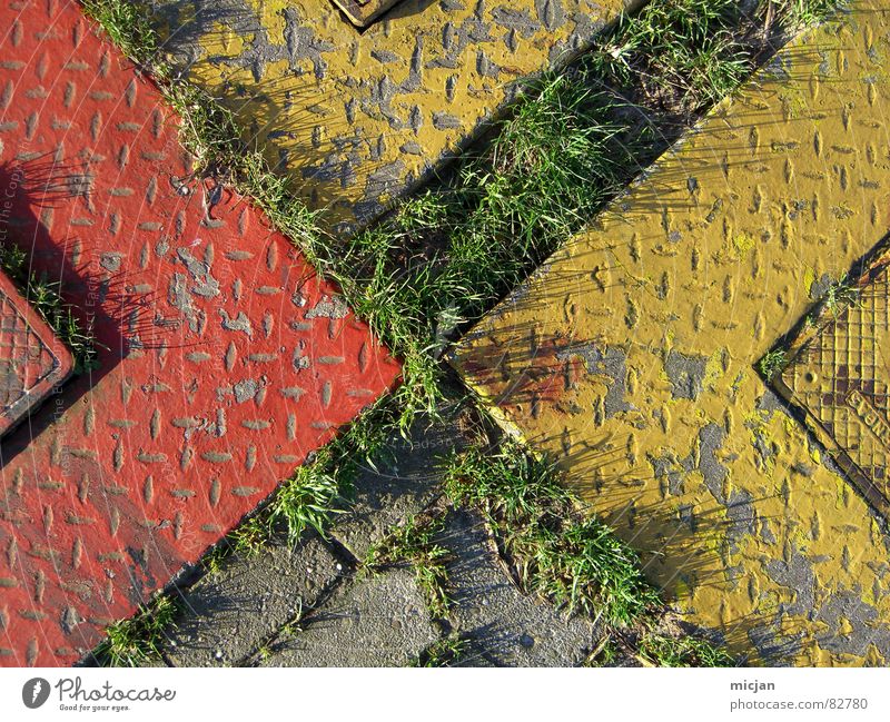 Tetris-Torte Pflanze Verkehrswege Stein Spitze gelb grau grün rot Hydrant mehrere Rechteck Geometrie Ecke hart aufmachen Bodenbelag Rasen Kopfsteinpflaster
