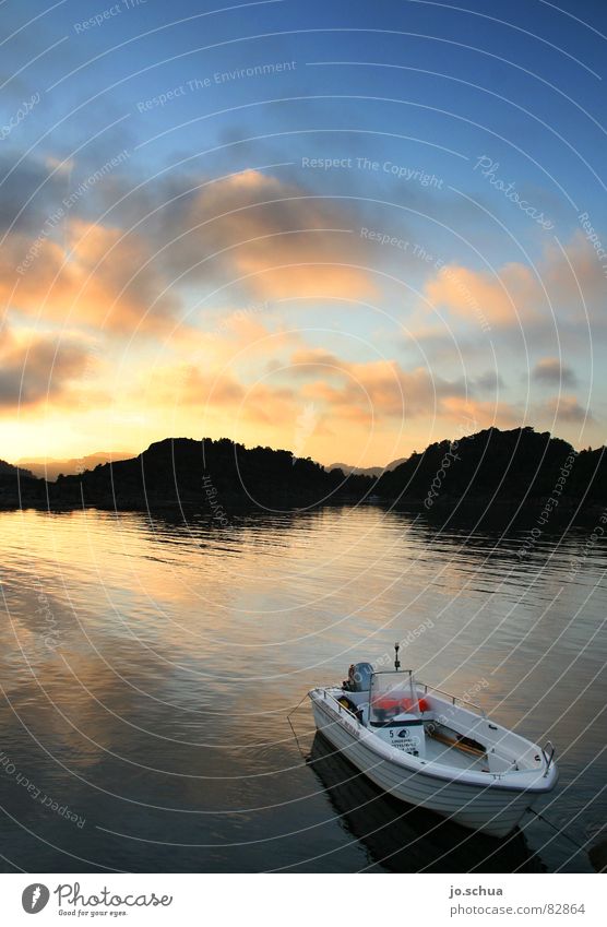 Boot See Süd-Norwegen Wasserfahrzeug Sonnenuntergang Abenddämmerung Reflexion & Spiegelung Wolken Dämmerung Umwelt Wildnis Fischerboot Schäre Landschaft