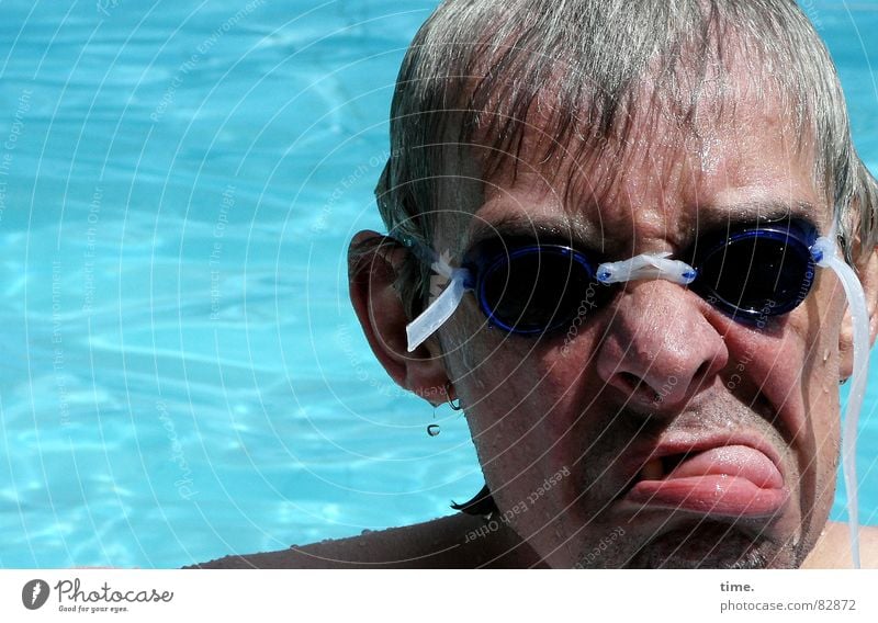 Cool im Pool - II Sonnenaufgang Sonnenuntergang Freude Gesicht Wohlgefühl Schwimmen & Baden Sommer Sonnenbad Schwimmbad Mann Erwachsene Ohr Nase Wasser Brille