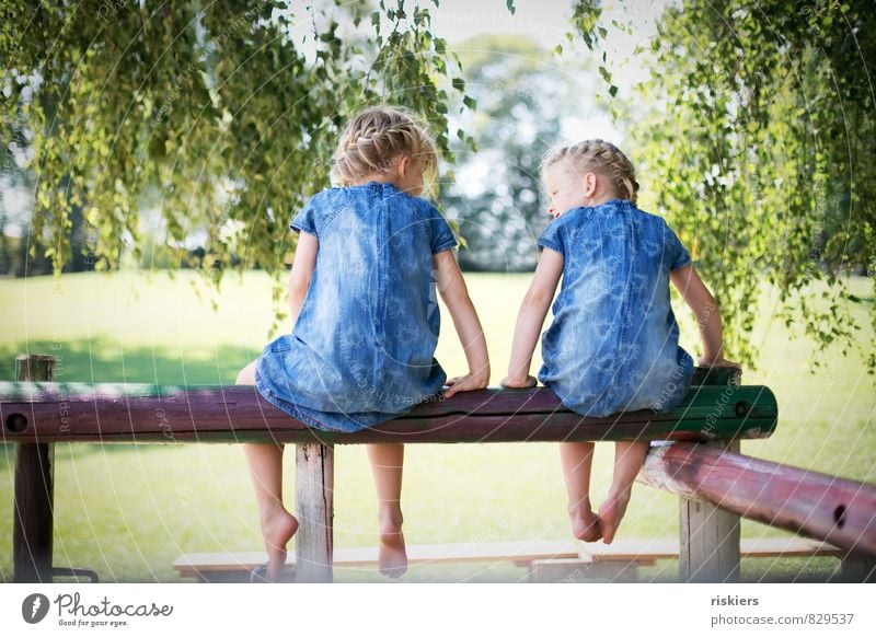 doppelte lottchen feminin Kind Mädchen Geschwister Schwester Kindheit 2 Mensch 3-8 Jahre Umwelt Natur Sommer Schönes Wetter Park Beratung sprechen Erholung