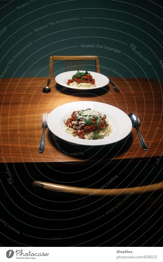 Zwei Mal Bolognese, einmal ohne Käse! Spaghetti Basilikum Nudeln Esstisch Stuhl Parmesan Abendessen Italienische Küche Geschirr Teller Besteck Gabel Löffel Holz
