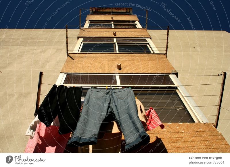 aber rein muss es sein gewaschen aufräumen Haus Fenster Wäsche Hose Hemd aufhängen Waschtag Ordnung Sauberkeit Reinigen Wäscherei Frühjahrsputz Fensterbrett