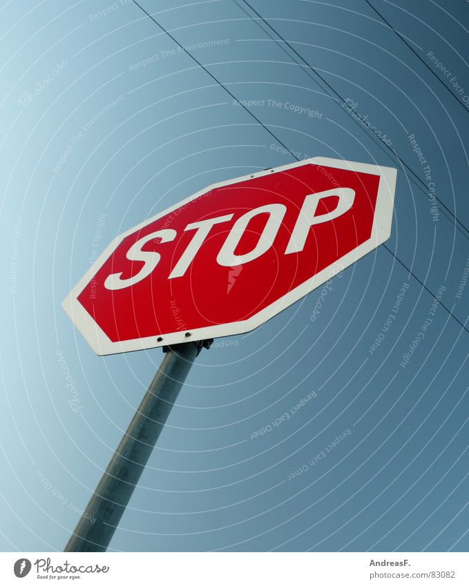 STOP Stoppschild blockieren stoppen Verkehrsschild Straßennamenschild fahren KFZ rot gefährlich Straßenverkehr Fahrschule Führerschein Autofahrer Halt