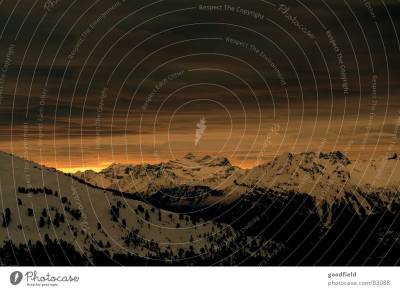 Weltuntergang im Wallis Kanton Wallis Schweiz Bergkette Abend Winter Berge u. Gebirge sonnenuntergang zwielicht Sonne Schnee Abenddämmerung