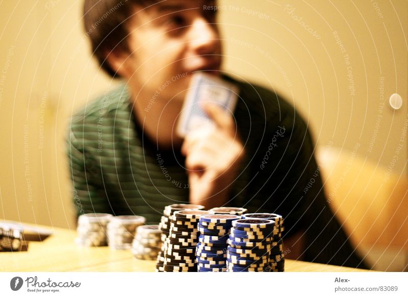 Hand auf's Herz Spielkasino Poker Spielen Kartenspiel sitzen Erfolg Jugendliche 13-18 Jahre Pokerchip Risiko Chance Spielsucht