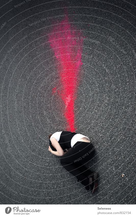 Entzündung Mensch feminin Frau Erwachsene 1 Straße Bekleidung Hut fliegen Perspektive Kreide rot Schutz Asphalt Krankheit Schmerz entzündet Farbfoto