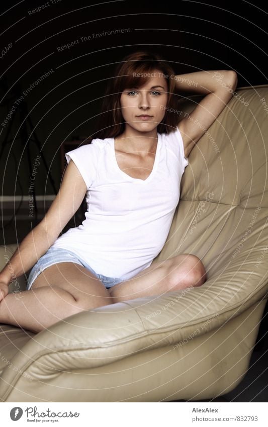 neue Liebe Junge Frau Jugendliche 18-30 Jahre Erwachsene Werkstatt Hotpants T-Shirt brünett langhaarig Sessel beobachten sitzen ästhetisch sportlich authentisch