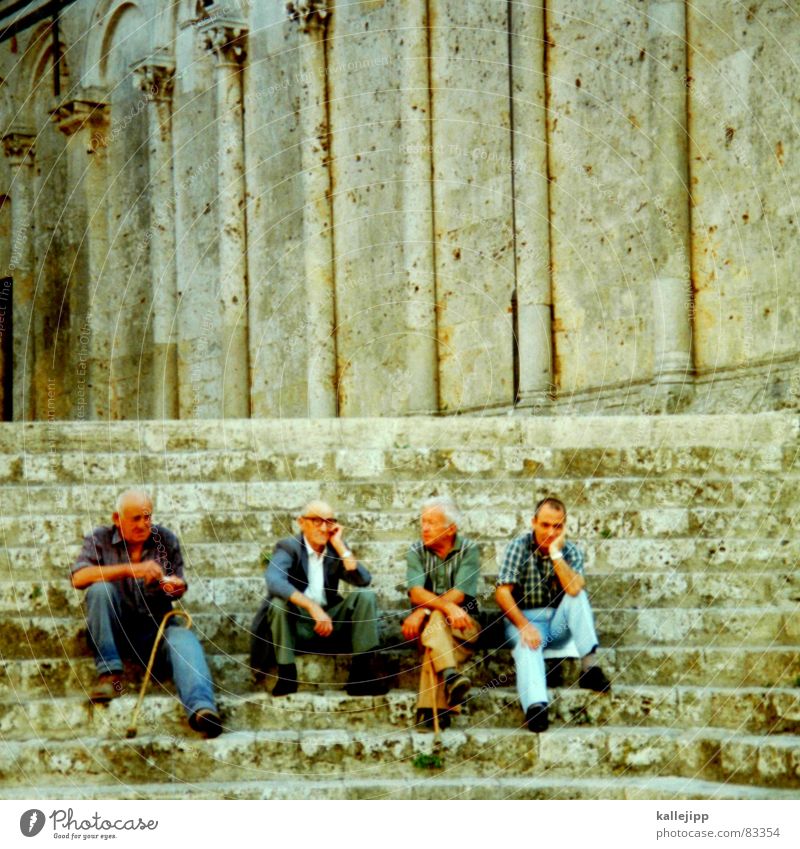 griechischer wein Senior Griechenland Siesta Mittagspause Pause Mann antik Freundschaft Zeitvertreib Erholung historisch Männlicher Senior mediteran sitzen