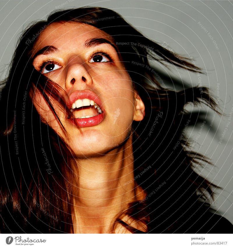 souleating Frau Seele verrückt psychotisch Junge Frau schüttelfoto exorzismus Wind Hals Haare & Frisuren neben der Spur weiblicher mensch gemütskrank von sinnen